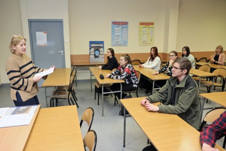 Studenci siedzacy w sali wykładowej i rozwiązujacy test.. Kliknij, aby powiększyć zdjęcie.